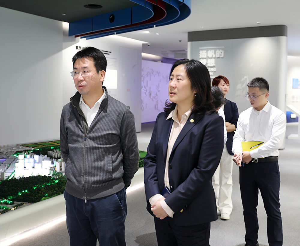 1764227520549417.jpg 参观展厅 拷贝.jpg